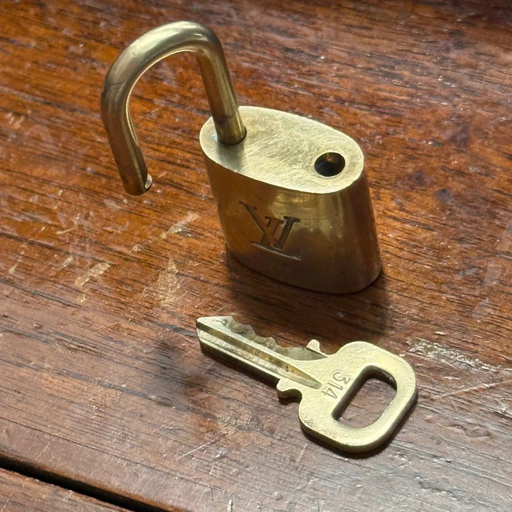 Louis Vuitton Brass Padlock & Key 314 Gold Tone Vintage Bag Lock Accessory Auth.